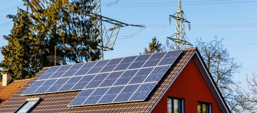 On-grid vs Off-grid: Tanečný duel slnečných panelov na ploche vašej strechy