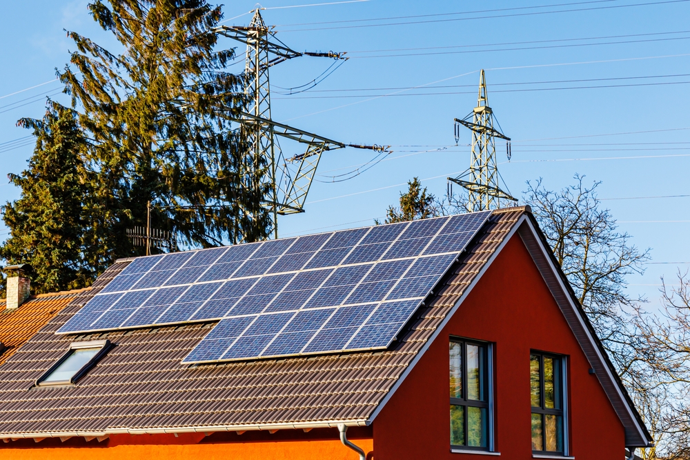 On-grid vs Off-grid: Tanečný duel slnečných panelov na ploche vašej strechy